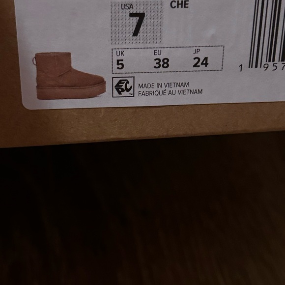 Lotsa UGGS! UGH I went a little nuts buying UGGS! These are Decker Uggs.. Size7 - Picture 8 of 12